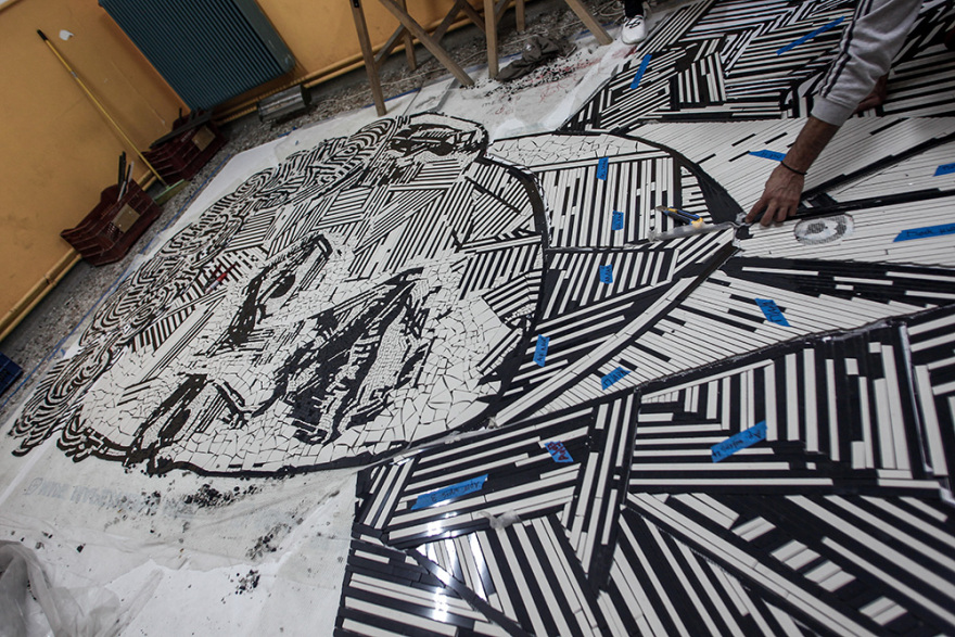 Τρίκαλα: Εντυπωσιακή προσωπογραφία του Βασίλη Τσιτσάνη με ψηφίδες - Δείτε φωτογραφίες