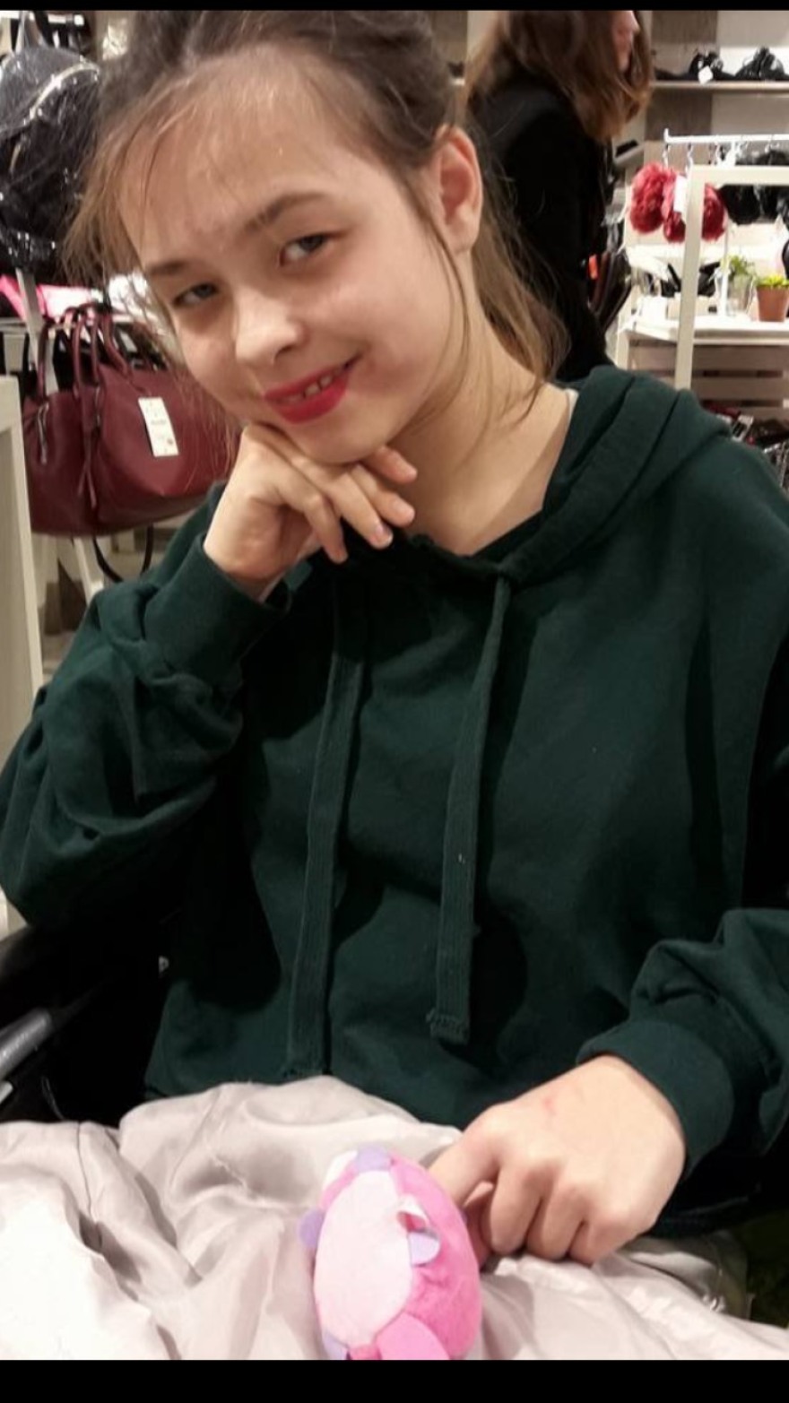 Κατερίνη: Το «τελευταίο αντίο» σε μάνα και κόρη που βρέθηκαν νεκρές σε χαράδρα 120 μέτρων