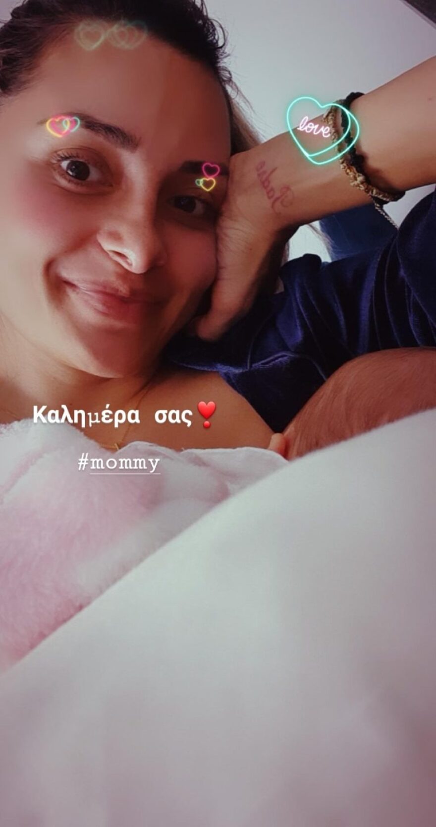 Η Βασιλική Μιλλούση θηλάζει την κόρη της