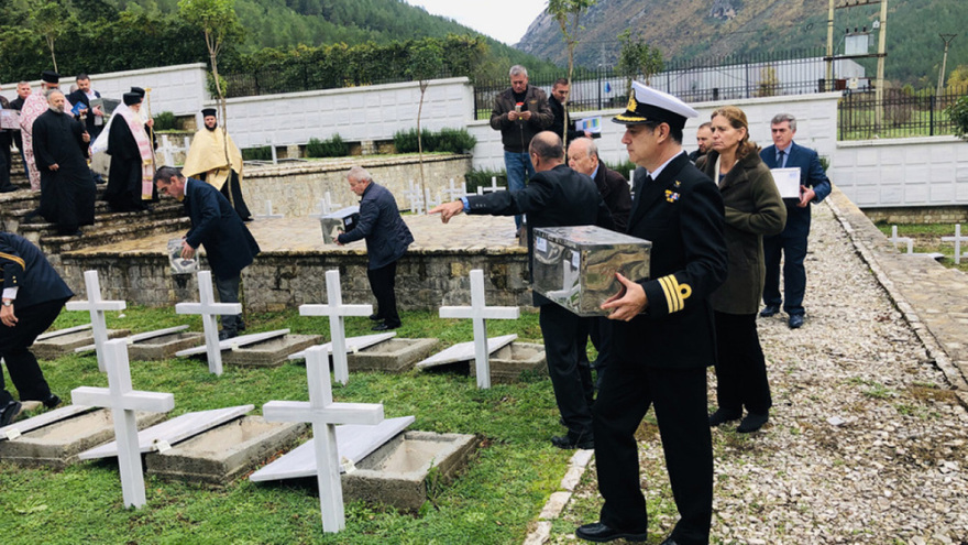 Αλβανία: Συγκίνηση στην ταφή οστών 193 Ελλήνων πεσόντων στο έπος του '40