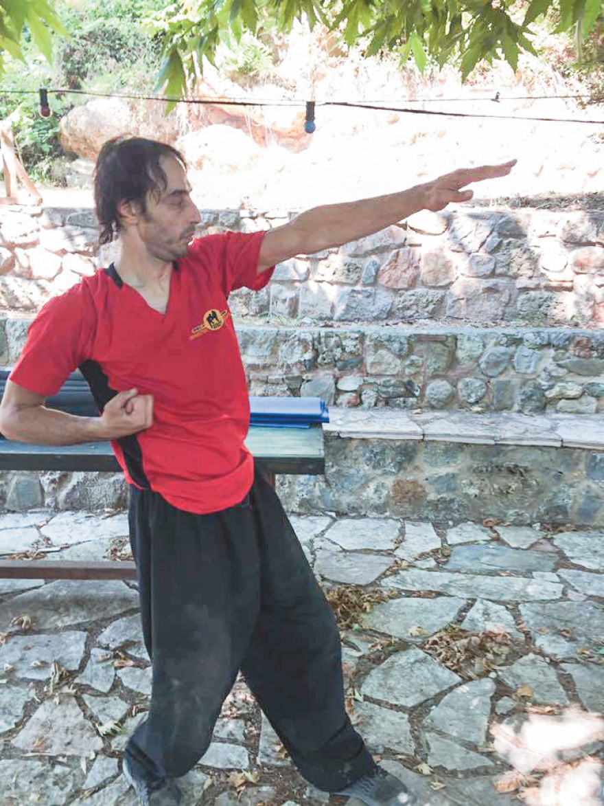 Επαναστατική Αυτοάμυνα: Στρατός μπαχαλάκηδων και «εθελοντών» από το Κονγκό