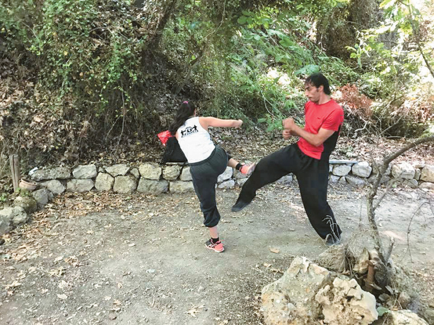 Επαναστατική Αυτοάμυνα: Στρατός μπαχαλάκηδων και «εθελοντών» από το Κονγκό