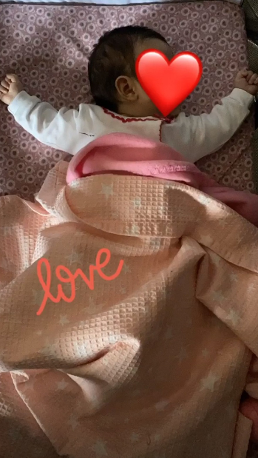 Η Ελένη Χατζίδου φωτογραφίζει τη 2,5 μηνών κόρη της