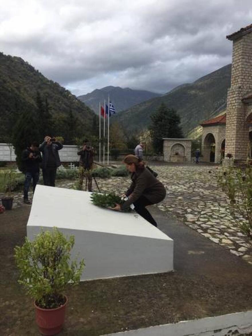 Αλβανία: Συγκίνηση στην ταφή οστών 193 Ελλήνων πεσόντων στο έπος του '40