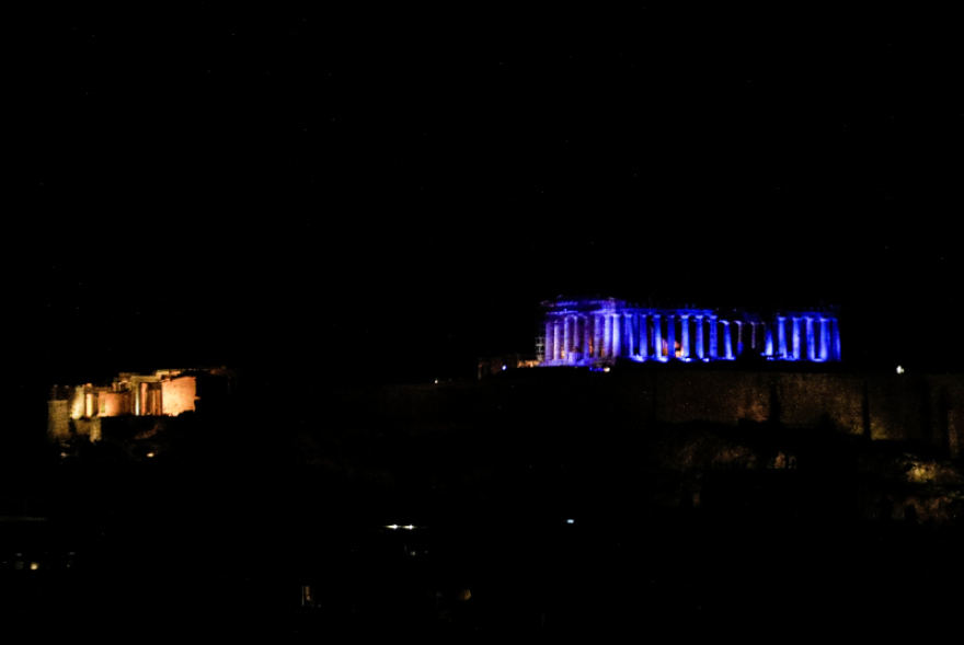 Στα «μπλε» ο Παρθενώνας για τα δικαιώματα των παιδιών