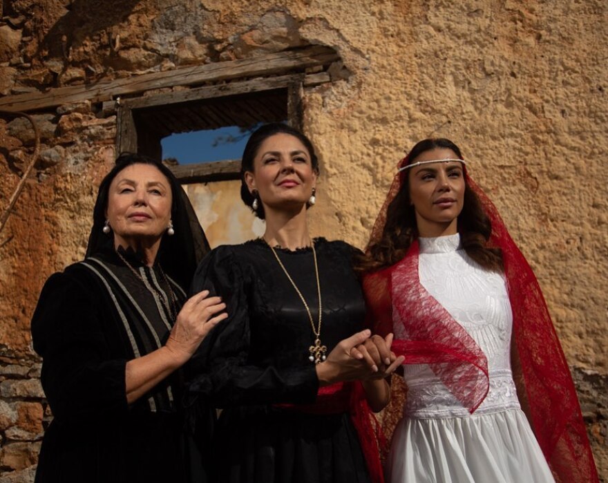 Η Βερόνικα Αργέντζη στη θεατρική σκηνή λίγο μετά τον θάνατο του συζύγου της 