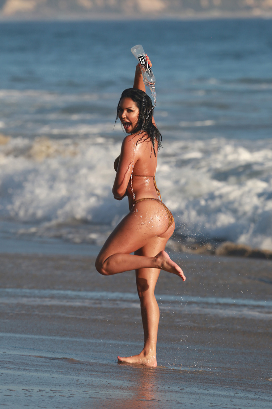 Η Jessica Cribbon έβαλε το μπικίνι της και... δάμασε τα κύματα  