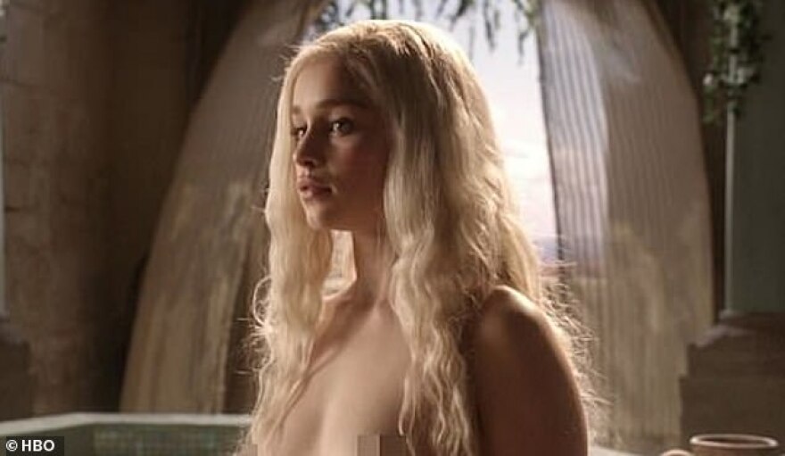 Εμίλια Κλαρκ: Οι δημιουργοί του Game of Thrones την παγίδευσαν για τις γυμνές σκηνές 
