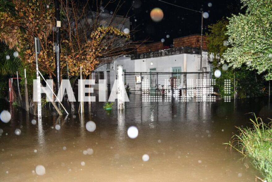 Σαρώνει η κακοκαιρία τη χώρα: Καταιγίδες, πλημμυρισμένοι δρόμοι και χαλάζι