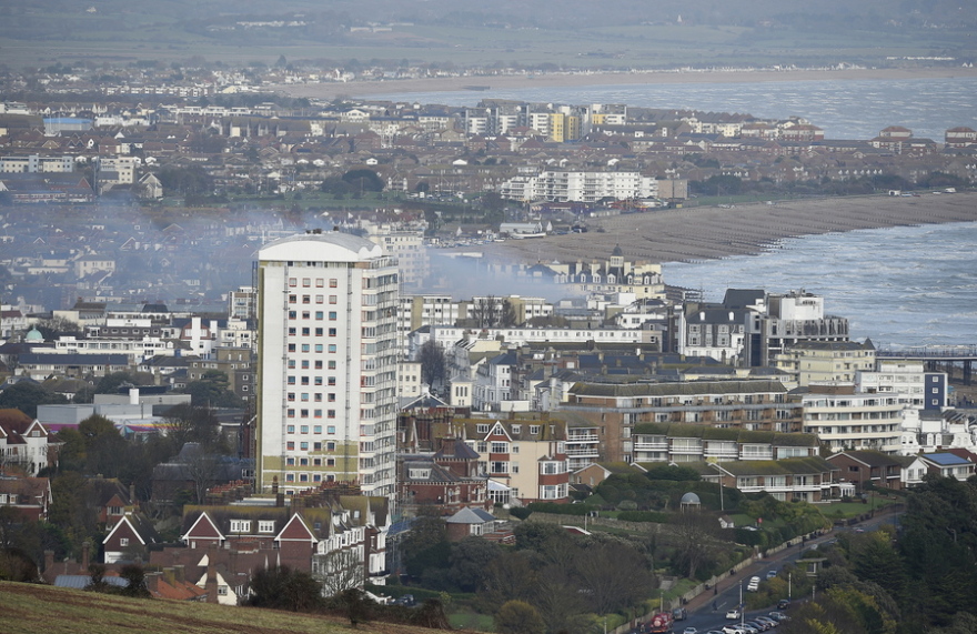 Βρετανία: Υπό κατάρρευση το ξενοδοχείο που έπιασε φωτιά στο Ίστμπουρν