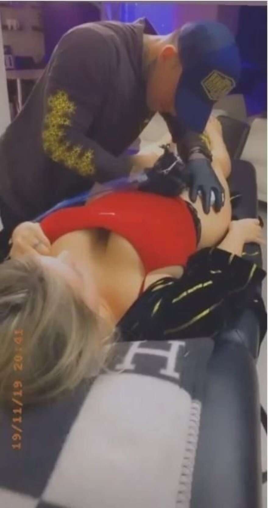 Η Γουάντα Νάρα «κτυπά» τατουάζ και στέλνει μήνυμα στον Ικάρντι (φωτ.)