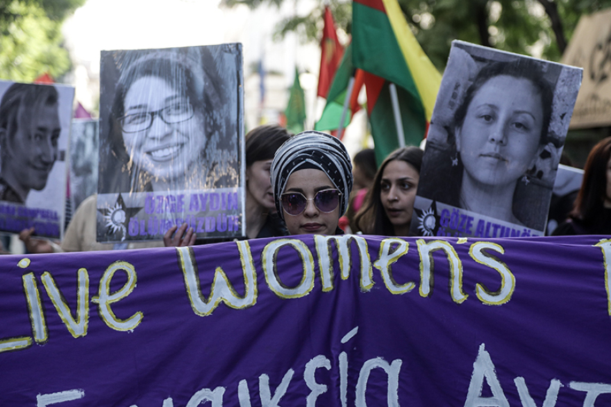 Πορεία κατά της έμφυλης βίας στο κέντρο της Αθήνας