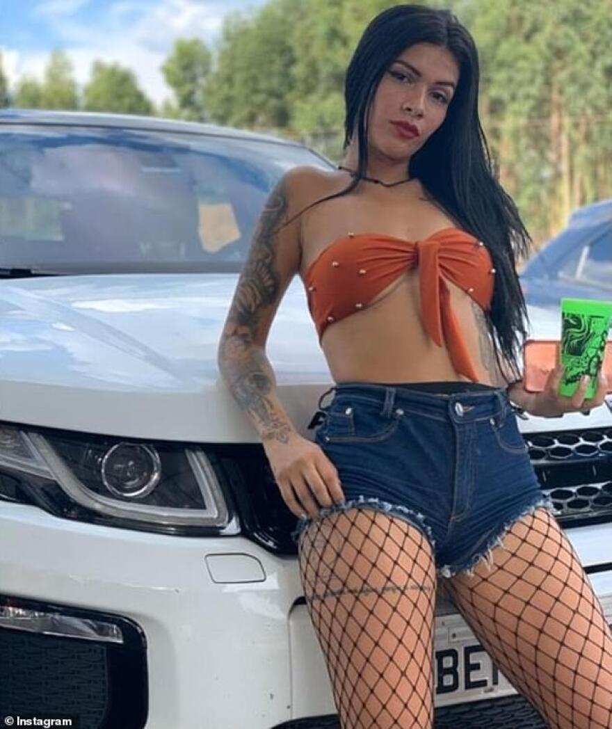 Βραζιλία: Καυτό μοντέλο του Instagram έβγαζε σέξι σέλφι με όπλα και βρέθηκε... με χειροπέδες