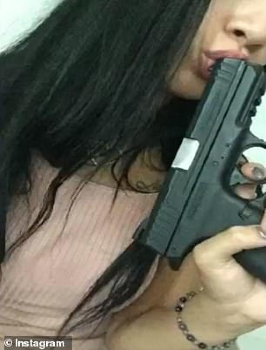 Βραζιλία: Καυτό μοντέλο του Instagram έβγαζε σέξι σέλφι με όπλα και βρέθηκε... με χειροπέδες