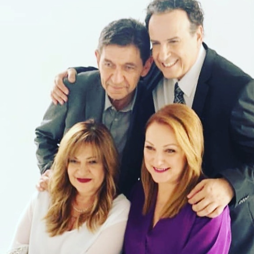 Το Καφέ Της Χαράς: Οι πρωταγωνιστές φωτογραφίζονται μαζί μετά από 16 χρόνια