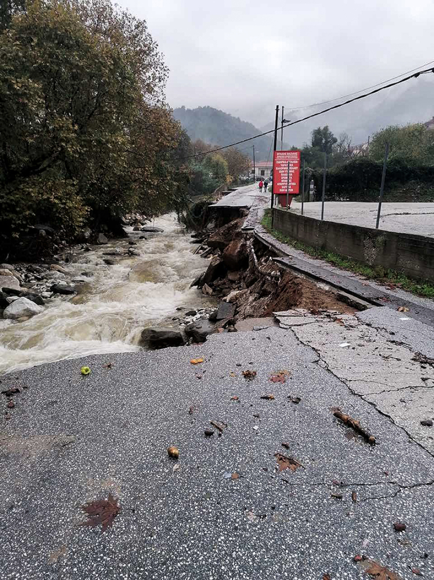 Κακοκαιρία: Εικόνες καταστροφής στη βόρεια Ελλάδα - Όλη η χώρα ετοιμάζεται για το χτύπημα του «Γηρυόνη»