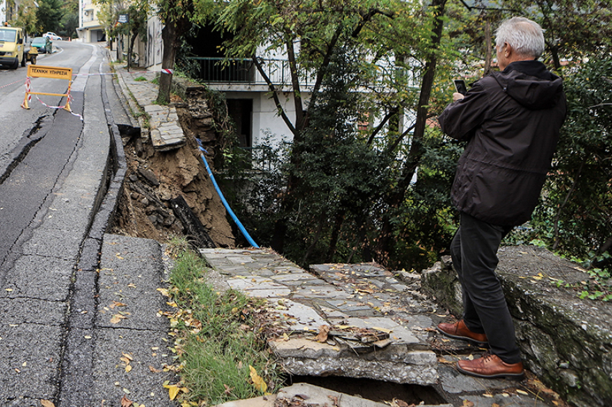 Κακοκαιρία: Εικόνες καταστροφής στη βόρεια Ελλάδα - Όλη η χώρα ετοιμάζεται για το χτύπημα του «Γηρυόνη»