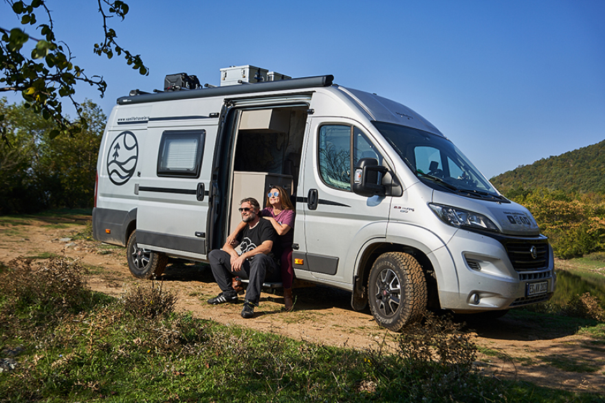 Ζευγάρι Ελλήνων ξεκίνησε τον γύρο του κόσμου μέσα σε ένα βαν