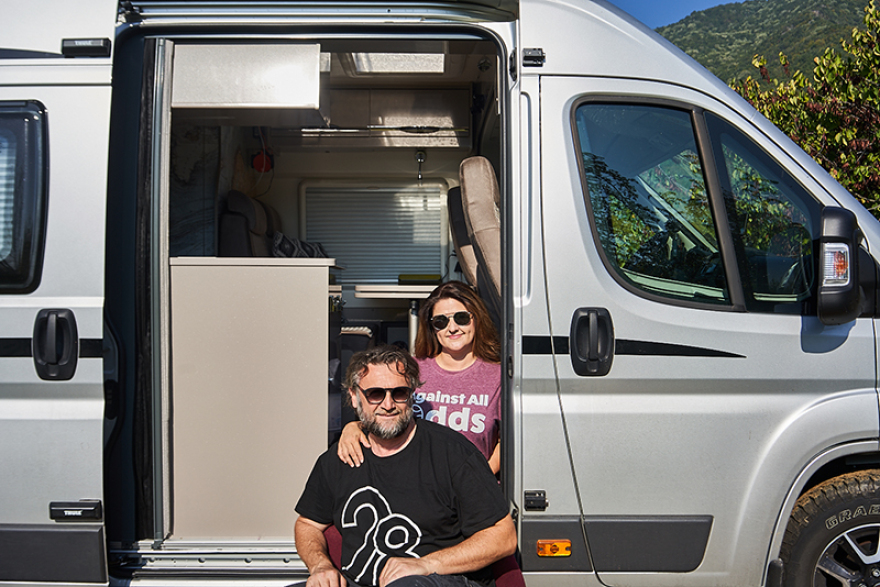 Ζευγάρι Ελλήνων ξεκίνησε τον γύρο του κόσμου μέσα σε ένα βαν