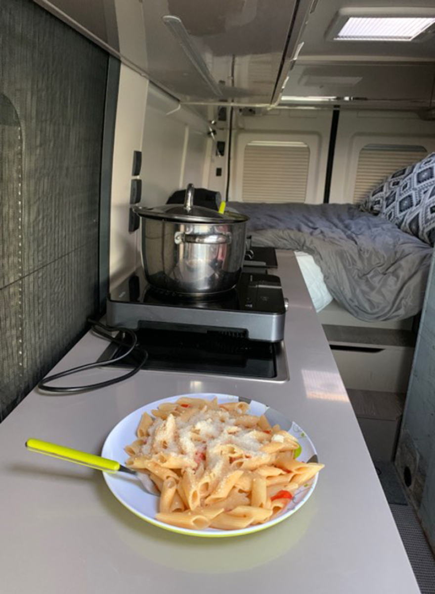 Ζευγάρι Ελλήνων ξεκίνησε τον γύρο του κόσμου μέσα σε ένα βαν