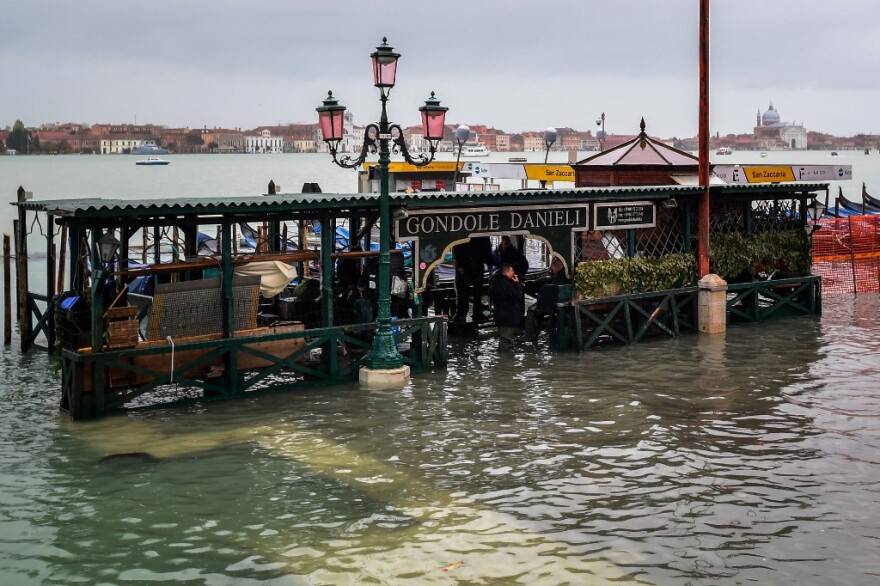 Σφοδρές βροχοπτώσεις «σαρώνουν» την Ιταλία - «Βούλιαξε» ξανά η Βενετία