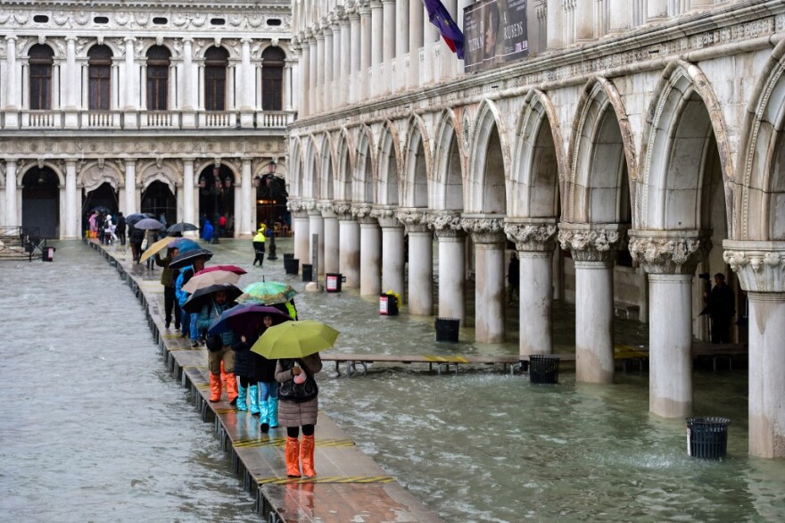 Σφοδρές βροχοπτώσεις «σαρώνουν» την Ιταλία - «Βούλιαξε» ξανά η Βενετία