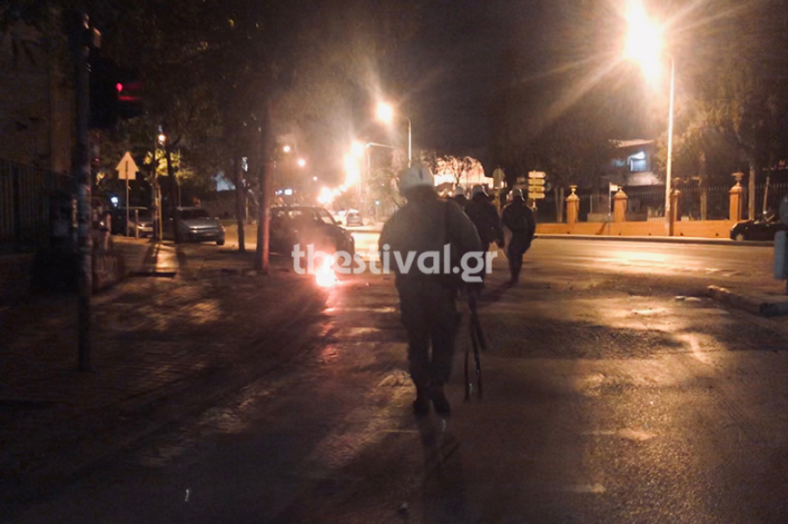 Θεσσαλονίκη: Κουκουλοφόροι επιτέθηκαν με μολότοφ σε διμοιρίες των ΜΑΤ