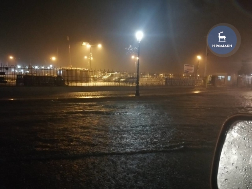 Κακοκαιρία «Γηρυόνης»: Νεκρή 75χρονη στο πλημμυρισμένο σπίτι της στην Ιαλυσό της Ρόδου