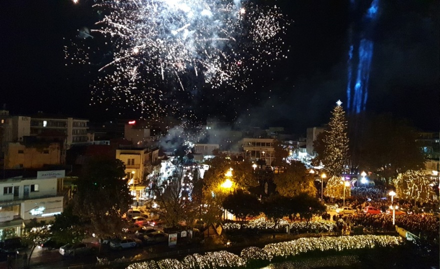 Βίντεο: Άναψε το χριστουγεννιάτικο δέντρο στα Τρίκαλα 