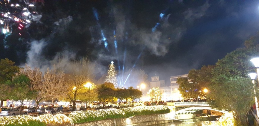 Βίντεο: Άναψε το χριστουγεννιάτικο δέντρο στα Τρίκαλα 