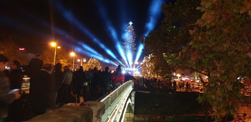 Βίντεο: Άναψε το χριστουγεννιάτικο δέντρο στα Τρίκαλα 