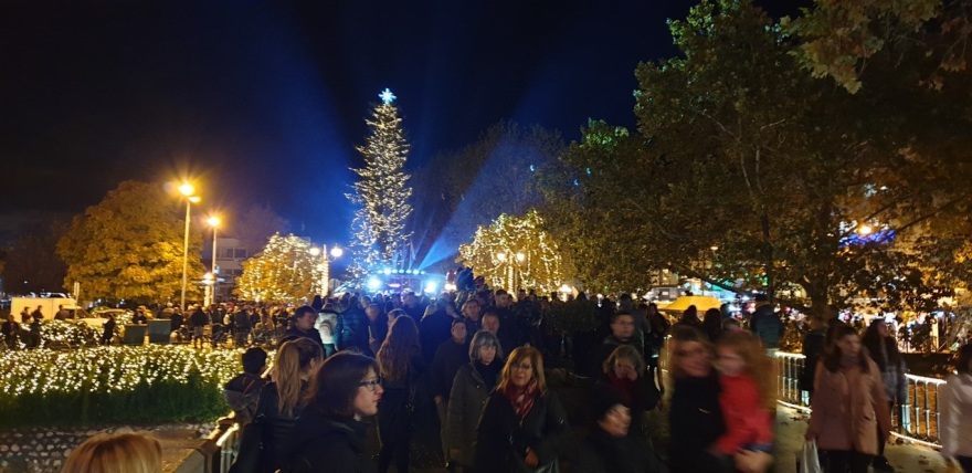 Βίντεο: Άναψε το χριστουγεννιάτικο δέντρο στα Τρίκαλα 