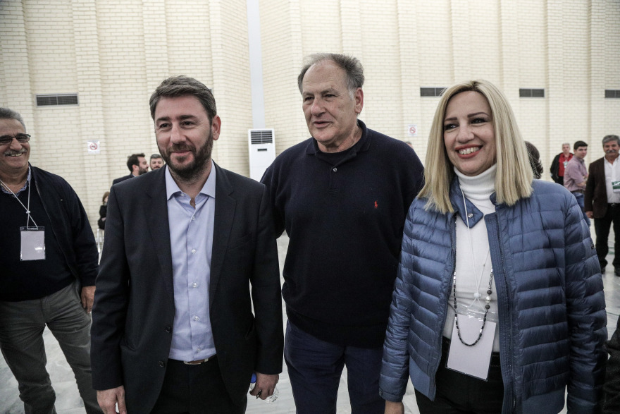 Συνέδριο ΠΑΣΟΚ: Αγώνας από όλους για να κερδίσουν χρόνο μέχρι το 2021