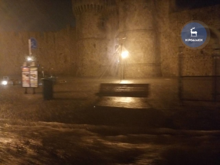 Κακοκαιρία «Γηρυόνης»: Νεκρή 75χρονη στο πλημμυρισμένο σπίτι της στην Ιαλυσό της Ρόδου