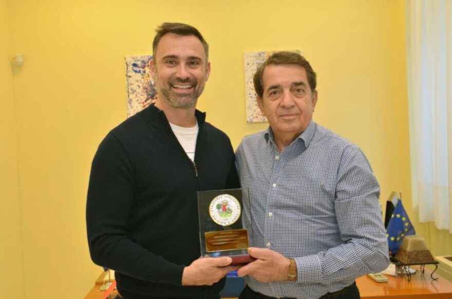  O Γιώργος Καπουτζίδης στον Σύνδεσμο Προστασίας Παιδιών και ΑμεΑ στο Χολαργό