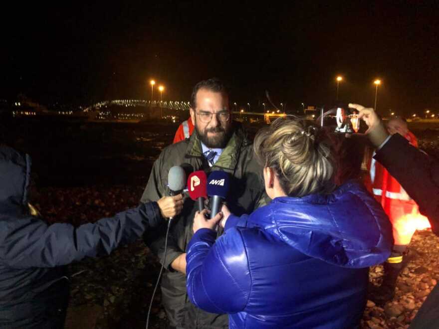 Θρίλερ στο Αντίρριο: Αναποδογύρισε σκάφος - Ανασύρθηκε νεκρός ο ένας επιβάτης, αναζητείται ο δεύτερος