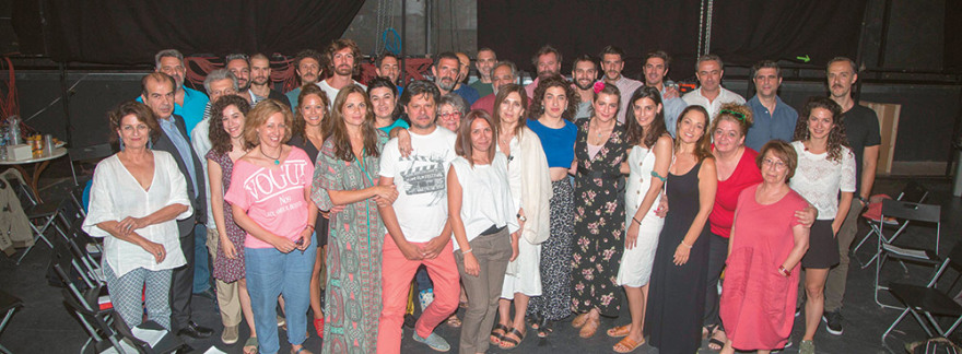 Άγριες Μέλισσες: Ποια είναι  η βασίλισσα της σειράς που σαρώνει