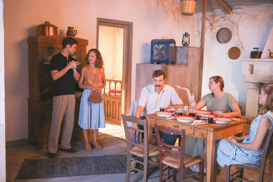 Άγριες Μέλισσες: Ποια είναι  η βασίλισσα της σειράς που σαρώνει