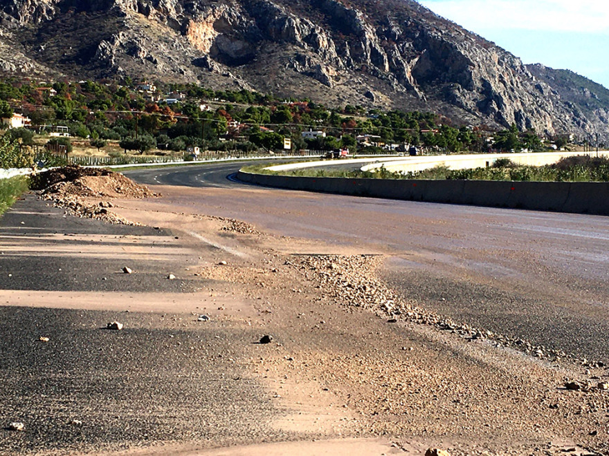 Κακοκαιρία «Γηρυόνης»: Σε 8 χλμ. τα μπάζα στην Αθηνών–Κορίνθου
