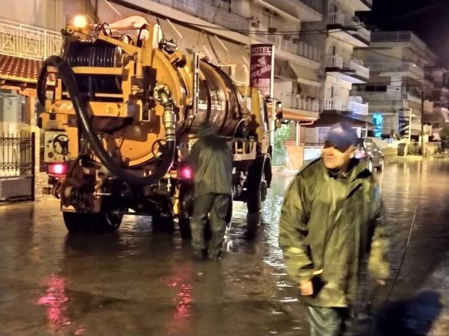 Η κακοκαιρία «Γηρυόνης» χτύπησε την Κατερίνη: Η θάλασσα βγήκε στη στεριά