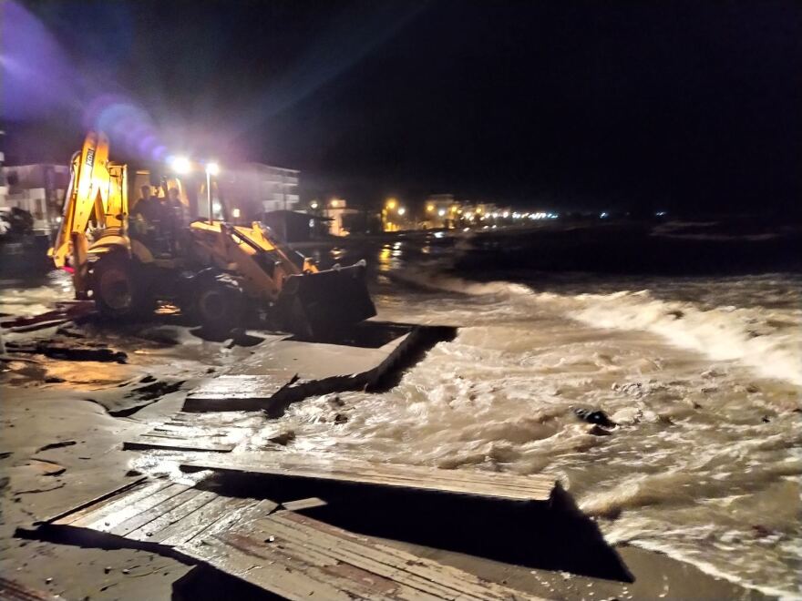 Η κακοκαιρία «Γηρυόνης» χτύπησε την Κατερίνη: Η θάλασσα βγήκε στη στεριά