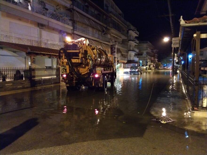 Η κακοκαιρία «Γηρυόνης» χτύπησε την Κατερίνη: Η θάλασσα βγήκε στη στεριά