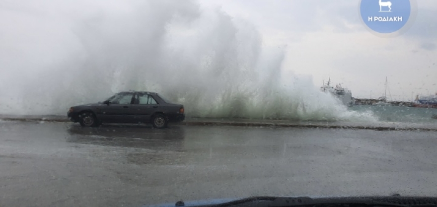 Στο έλεος της κακοκαιρίας η Σύμη: Ποτάμια οι δρόμοι - Βίντεο που κόβει την ανάσα 