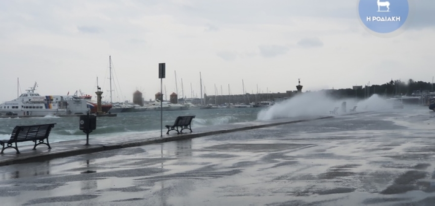 Στο έλεος της κακοκαιρίας η Σύμη: Ποτάμια οι δρόμοι - Βίντεο που κόβει την ανάσα 