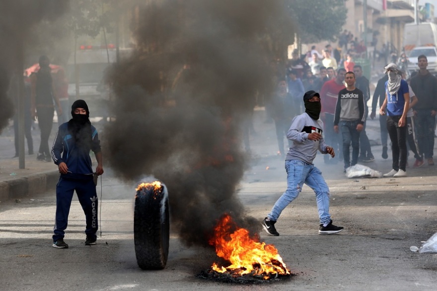 «Ημέρα οργής» στη Δυτική Όχθη - Χιλιάδες Παλαιστίνιοι διαδηλώνουν για τον εβραϊκό εποικισμό