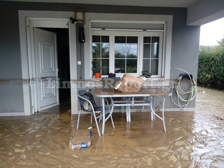 Κακοκαιρία «Γηρυόνης»: Χείμαρρος πέρασε μέσα από σπίτι και το κατάστρεψε στη Λήμνο