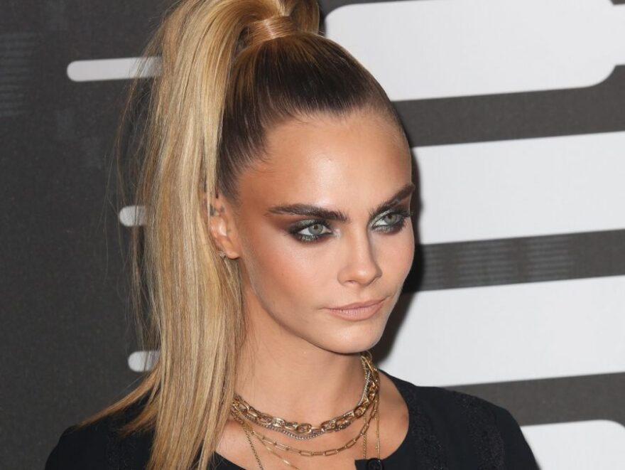 Cara Delevingne: «Μερικές μέρες αισθάνομαι πιο γυναίκα και άλλες πιο άντρας»