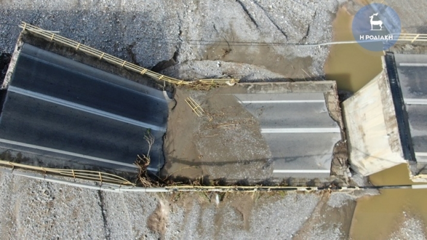 Κακοκαιρία στη Ρόδο: Σοκαριστικά πλάνα από την κατάρρευση της γέφυρας