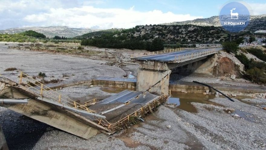Κακοκαιρία στη Ρόδο: Σοκαριστικά πλάνα από την κατάρρευση της γέφυρας