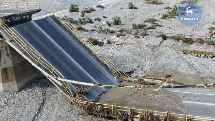 Κακοκαιρία στη Ρόδο: Σοκαριστικά πλάνα από την κατάρρευση της γέφυρας